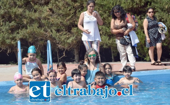 PIEDRAS INQUIETAS.- Los más chiquititos (Piedra) hacen su curso en una piscina hecha para su estatura y condición de destrezas.