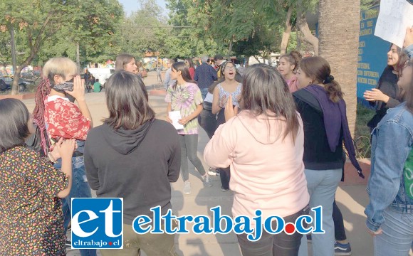 Algunas personas manifestándose pacíficamente en el liceo de niñas.