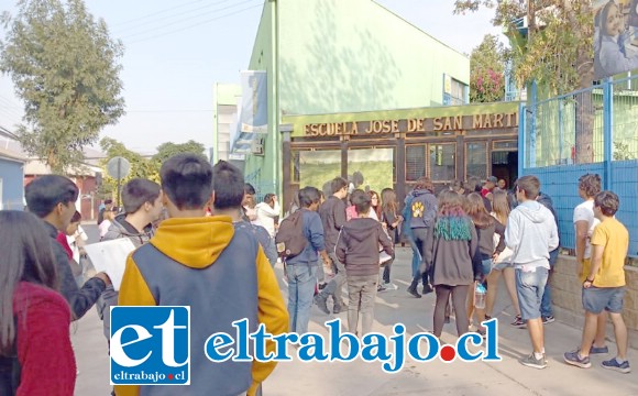 Jóvenes aspirantes ingresando a una de las sedes, en este caso la Escuela San Martín.