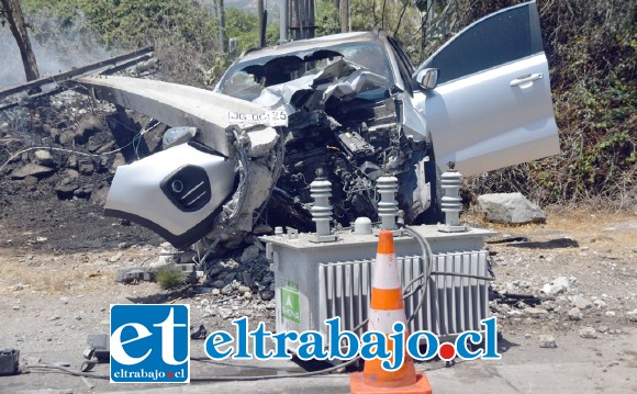PÉRDIDAS TOTALES.- Así quedó el KIA, partido en dos partes su motor e incendiado en gran parte, luego de colisionar violentamente contra este poste.
