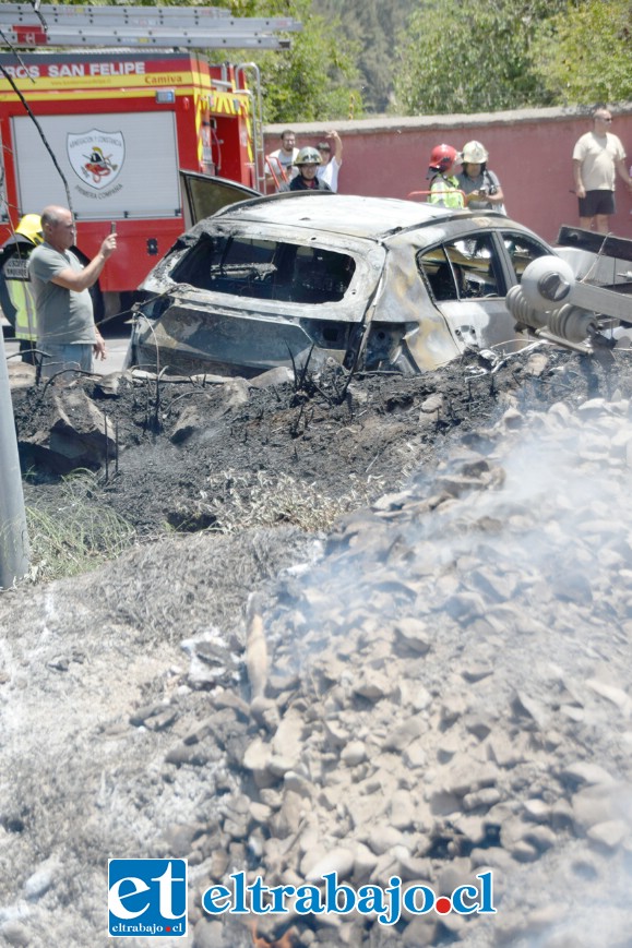 TODO QUEMADO.- Varios metros alrededor del poste fueron calcinados por el incendio, árboles y maleza desaparecieron.