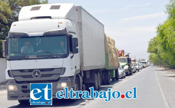 KILOMÉTRICO TACO.- Filas de al menos 3 kilómetros se formaron en ambas direcciones de la ruta Troncal Panquehue a la altura del kilómetro 20.