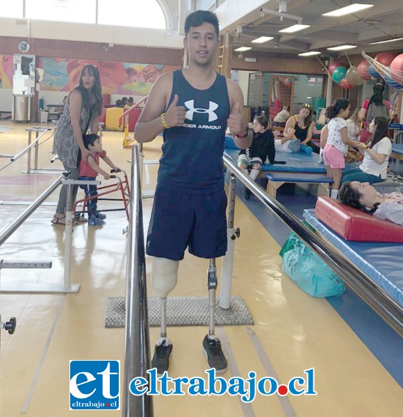 Santiago Poblete Arredondo se pudo poner de pie gracias a las intensivas terapias recibidas de la Fundación Teletón en la Región Metropolitana.