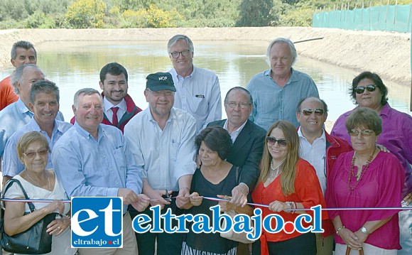 ALIVIO OPORTUNO.- Al filo de las 13:00 horas de ayer martes el ministro del MOP Alfredo Moreno cortó la cinta del tranque que ahora almacena el agua tratada de la comuna lista para ser usada por los agricultores de Panquehue.