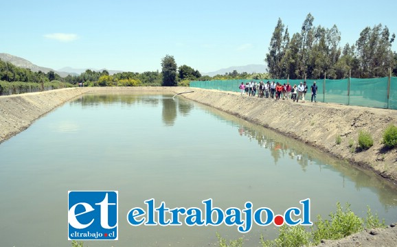 ENORME OBRA.- Este tranque que cuenta con una capacidad de 5.000 metros cúbicos, es llenado en dos días y medio por el Municipio que trata 2.000 metros cúbicos de aguas grises por día.
