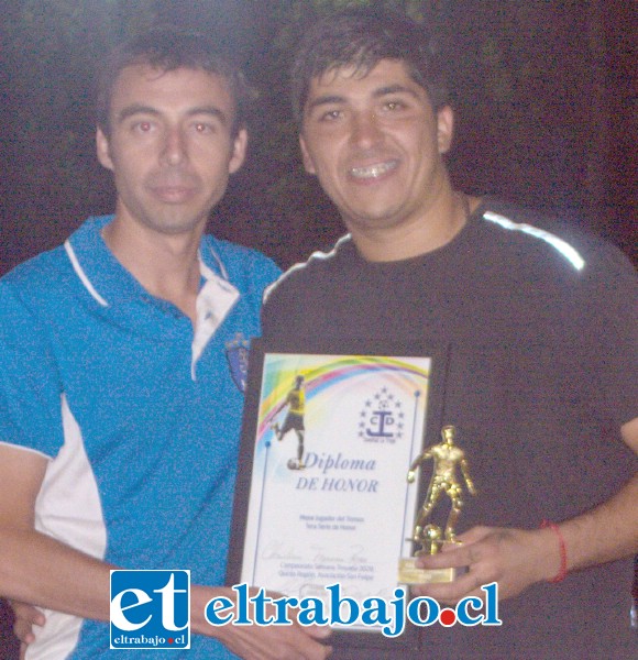LA FIGURA DEL TORNEO.- El arquero del Almendral Alto, Christian Figueroa, fue el Mejor Jugador del torneo y quien detuvo tres goles en la final a penales, le acompaña Mauro Mondaca, presidente del Juventud La Troya.