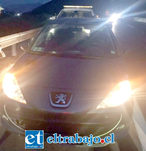 El vehículo marca Peugeot fue encontrado por Carabineros en el sector de Ocoa tras ser utilizado por los delincuentes, el cual mantenía encargo por robo en Santiago.