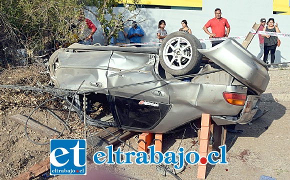 NO ERA SU HORA.- Milagrosamente las dos personas a bordo de este vehículo resultaron sólo con heridas, el escenario nos indica que pudo ser peor.