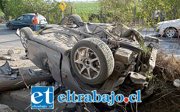 ESPECTACULAR.- Debajo del vehículo se puede apreciar el poste arrancado de cuajo de su lugar.