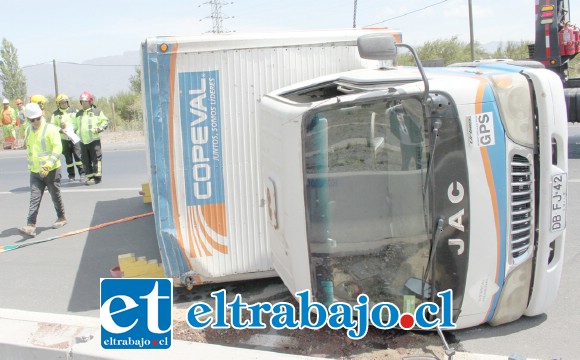 MILAGRO DEL DÍA.- Milagrosamente este vuelco no generó emergencias mayores en el kilómetro 46 de la ruta 60 CH.
