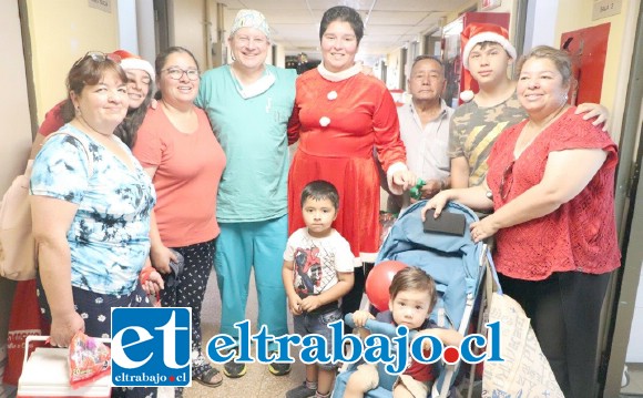 Durante su regreso para agradecer al personal del San Camilo la pasada navidad, la joven entregó bolsitas de dulces y globos a todos quienes se topaban con ella y también para los menores de Pediatría.