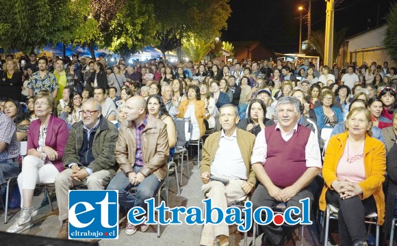 Autoridades y vecinos en la Plaza Fernando Aldunce, disfrutando de las Jornadas Musicales que por cuarto año se realizan en Rinconada de Silva.