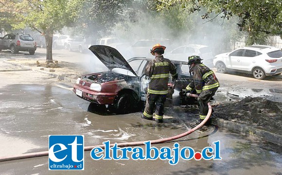 Bomberos logró sofocar las llamas que emanaban desde el vehículo.