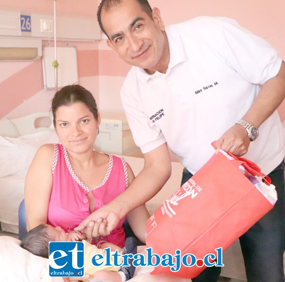 El jefe de Gabinete de la Gobernación de San Felipe, Max Navas, hace entrega de un obsequio a la mamá de Oscar, el primer bebé nacido en 2020 en todo el país.