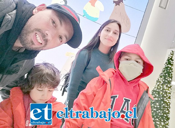 El pequeño Vicente Tapia junto a su familia.