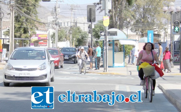 ¿QUÉ VIENE AHORA?- Este es el panorama registrado por nuestras cámaras ayer al mediodía en calle Merced, esquina con Salinas.