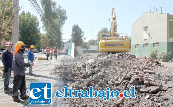OBRAS AVANZAN.- Las cámaras de Diario El Trabajo registran los trabajos de demolición que desde enero se están ejecutando en el plantel policial.
