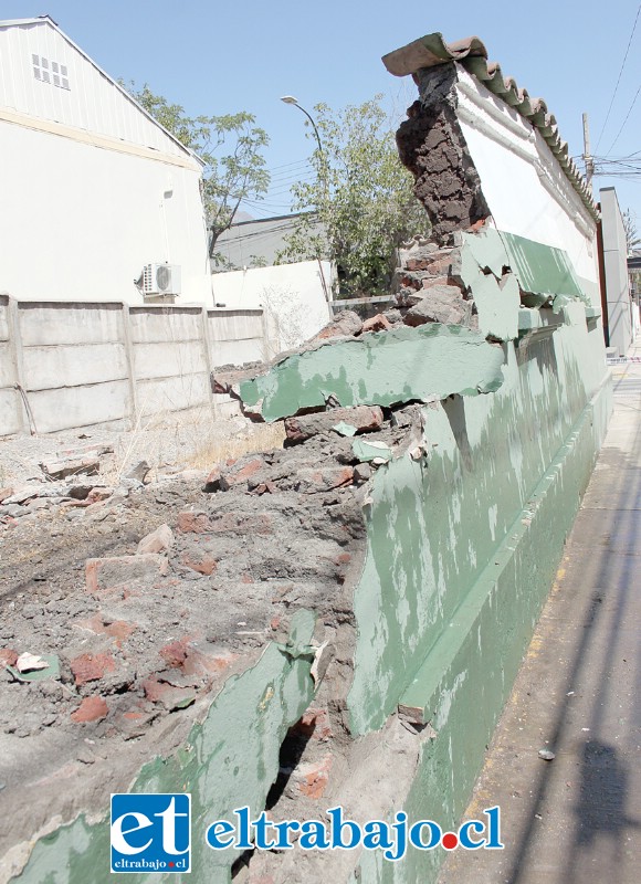 MURO DEL PASADO.- El imponente muro de este edificio policial también ya es historia, uno nuevo será posiblemente creado en su lugar.