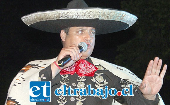 SIEMPRE PEDRO.- El famoso Pedro Fernández, de México, fue doblado por el chileno Rodrigo Sotomayor en la terraza de nuestra Plaza de Armas.