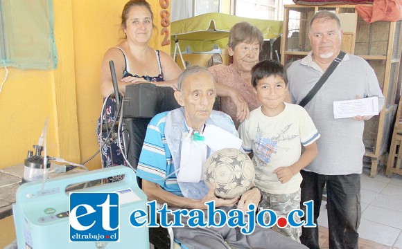 NO ESTÁ SOLO.- Aquí vemos al conocido componedor de huesos y exdirigente comunitario, Gerardo ‘Makanaki’ Veas, en compañía de su esposa, hija y nieto, acompañado también del directivo del Club Deportivo La Santita.