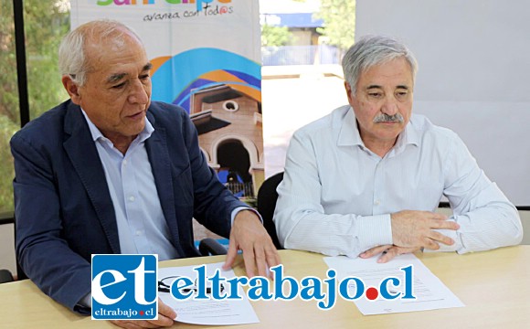 Es la segunda inversión más importante que ha alcanzado la administración del alcalde Patricio Freire. Acá lo vemos con Sergio Pirinoli, encargado del programa de Pavimentos Participativos.