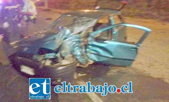 El automóvil quedó en estas condiciones, tras el accidente, cuyo conductor resultó con una lesión clavicular grave. (Foto:@EmerVCordillera).