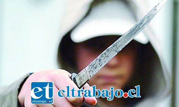 El precoz delincuente de 16 años de edad habría intimidado con una cuchilla a los dos adolescentes que sufrieron el robo de sus teléfonos celulares, siendo detenido por Carabineros. (Foto Referencial).