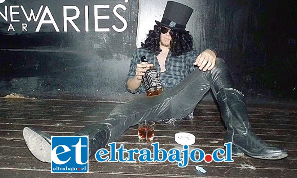 TALENTO Y ENTREGA.- Aquí tenemos al tremendo Alejandro Rodríguez, interpretando al guitarrista de Guns´n Roses ‘Slash’.