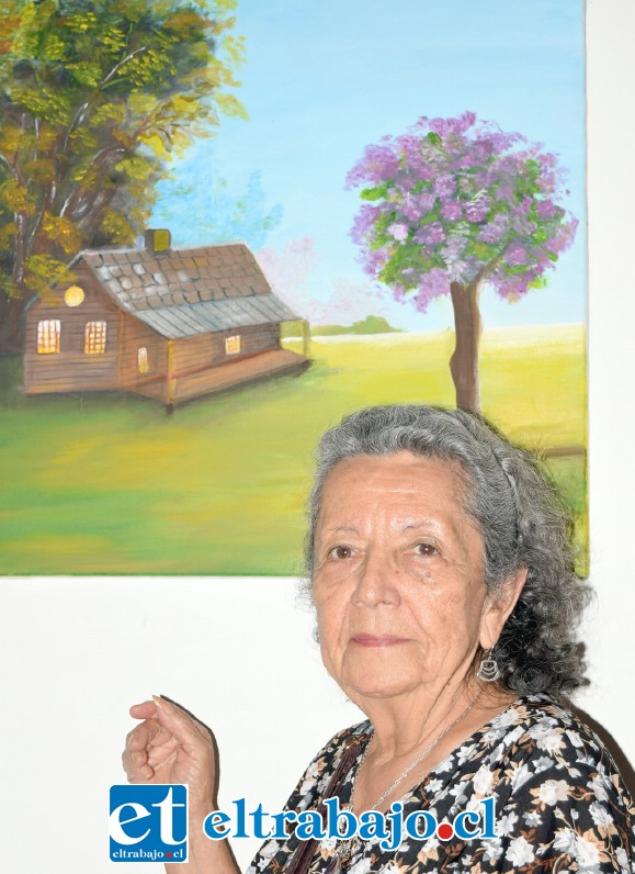 VECINA PINTORA.- Doña Eliana Ceballos tiene nueve años de pintar, y ayer nos mostró uno de sus trabajos ya en exposición.