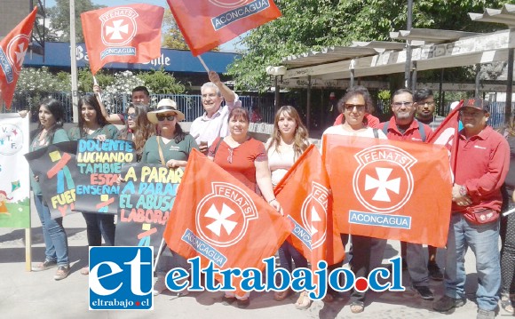 Representantes de Fenats y Correos de Chile presentes en el Banderazo.
