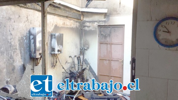El calefón donde se presume comenzó el incendio que avanzó por el entretecho y causó millonarios daños.