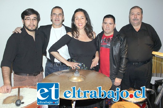 EL ELENCO.- Ellos son: Roberto Padilla (guitarra, saxofón y vientos); Geovany Salinas (percusión); Hernán De Calixto (bajo y charango); Michael Lameles (piano) y la cotizada artista nacional Ivalú Biénsobas, la voz principal.