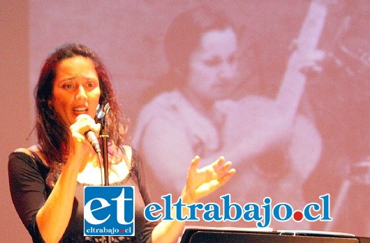 SIEMPRE IVALÚ.- Así brilló Ivalú, con la imagen de Violeta al fondo, en este homenaje especial a Parra.