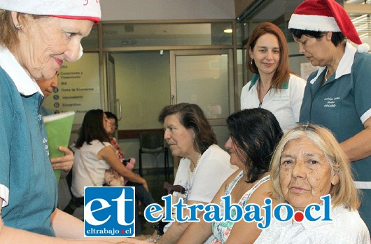 CON TERNURA.- Doña Carolina Muñoz, es una de las usuarias que se dejaron regalonear esta semana por las monitoras de salud en el Cesfam Segismundo Iturra.