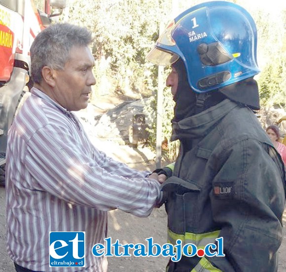 UN HÉROE REAL.- Aquí vemos a don Hernán Villalobos siendo abordado por un bombero, luego de rescatar de las llamas a su vecino.