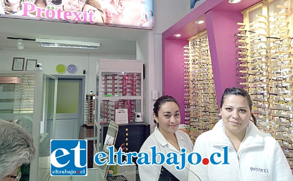 Personal de la Óptica Protexit que le donó los marcos para los lentes de su hijo Leonel.