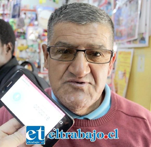 Adolfo Cartagena, amigo de esta familia haitiana que sigue fielmente ayudando.