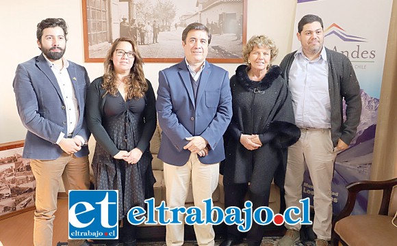 El alcalde Manuel Rivera junto a la gerente de Pro Aconcagua, Claudia Gajardo; Alberto Larraín, director ejecutivo de la Fundación Pro Cultura, y los propietarios del inmueble, protagonistas de esta historia.