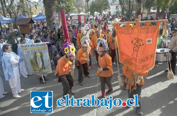LA FIESTA GRANDE.- Mucho fervor religioso es el que se vivirá este domingo en El Almendral, cuando desfilen en sus calles decenas de bailes chinos.