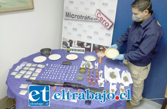 Los funcionarios de la PDI efectuaron el allanamiento en la vivienda del actual sentenciado en la Villa Italia de Llay Llay, decomisando drogas, una escopeta y municiones.