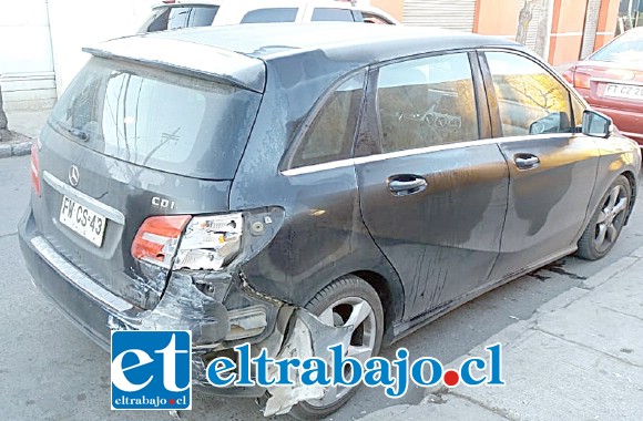 Daños en su parte trasera costado derecho sufrió el Mercedes Benz que aparece en la foto.