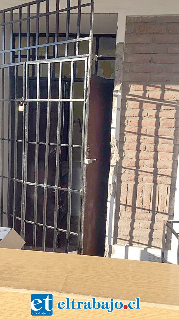 Este es el portón que fue forzado por los desconocidos que ingresaron al Comedor Solidario.