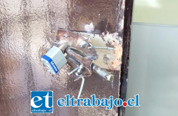 El candado de la puerta fue violentado, permitiendo el acceso de los delincuentes.