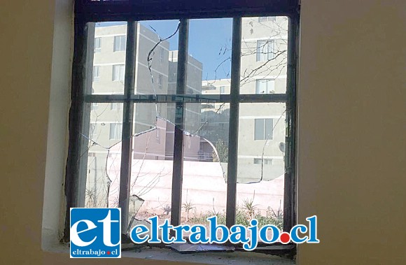 Los delincuentes rompieron los vidrios, causando un daño totalmente innecesario ya que para ingresar forzaron la entrada.