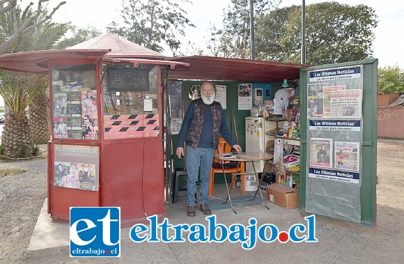 LO TIENEN DE CASERO.- Don Miguel Valdés lleva 20 años vendiendo diarios y revistas, lo poco que gana en este quiosco lo pierde cada vez que le roban.
