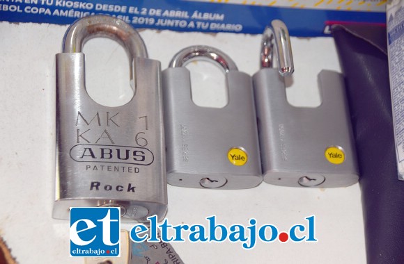 TRABAJA PARA EL LADRÓN.- Tuvo que invertir $60.000 en estos nuevos candados, así ha ocurrido por sexta vez.