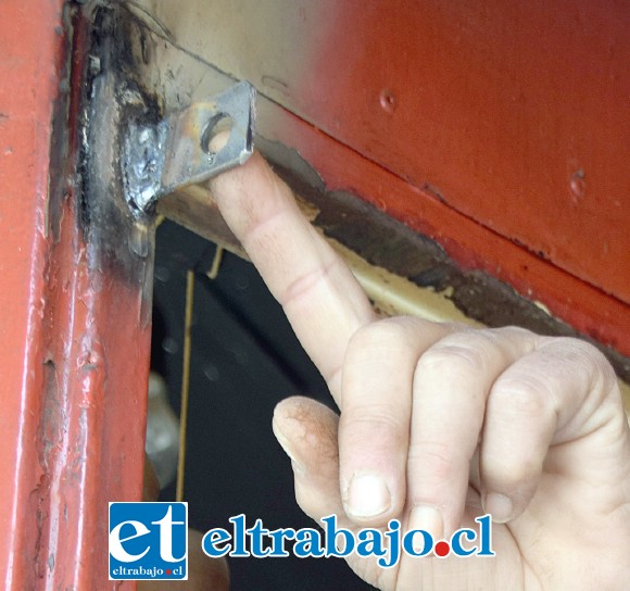 ¿QUIÉN NOS PROTEGE?- Cada vez que le roban también debe contratar soldador para reparar los daños en su quiosco.