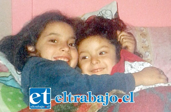ADIÓS CHIQUILINA.- A mano derecha vemos a Scarlett cuando apenas tenía cinco años de edad, a su lado su hermana Darinca.