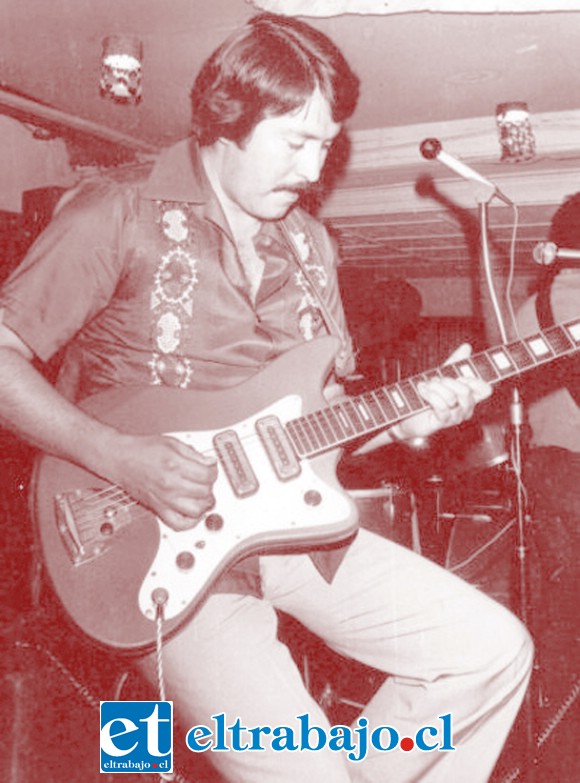 AQUELLOS TIEMPOS.- Así lucía ‘Pepe’ Plaza en sus tiempos de juventud, siempre con sus guitarras y canciones.