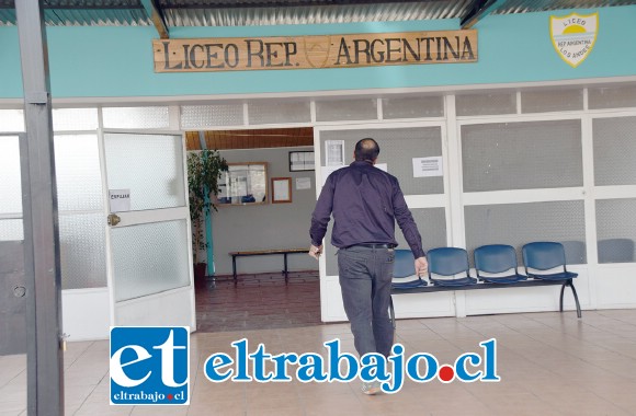 AQUÍ OCURRIÓ.- El Liceo Rep. Argentina, de Los Andes, permanecía ayer desierto, pues sólo se imparten clases a media jornada. La matrícula de este liceo es de 263 estudiantes, 43 profesores y 32 asistentes de la educación.